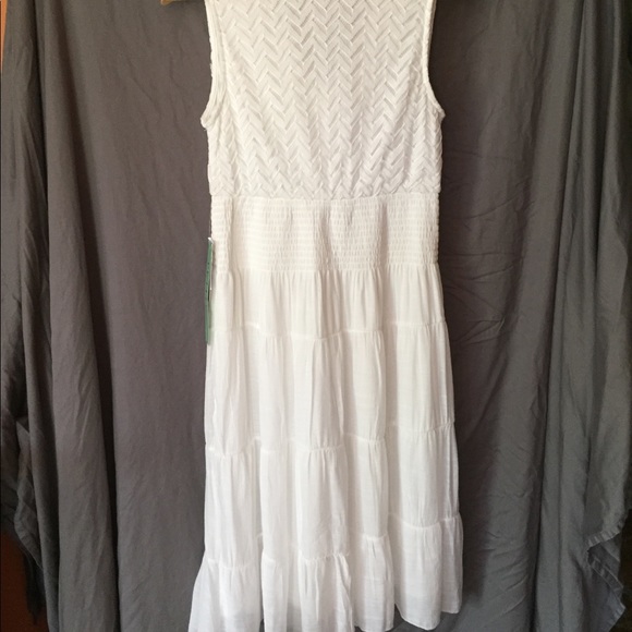 🌺 HP 🌺 J. Glee White dress w/ a V-neck featuring an overlay detail & 5-buttons - Picture 2 of 10